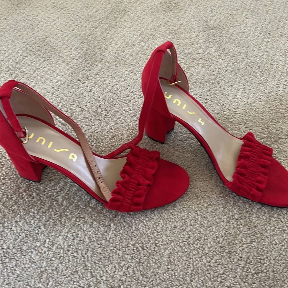 Red heels - Picture 2 of 4